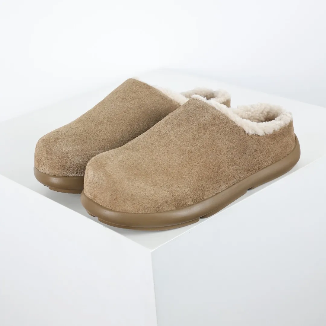 Pick up locally💰560 Core recommendation Good price Independently developed original outsole and cashmere insole to keep you warm in winter and suitable for home use. In the new year, uug launched a style series, which is partially geared towards the preferences of young consumers and has also moved to the forefront of fashion trends. Shoe body material Water-repellent coated suede upper 17 mm UGGPURE™ implanted wool insole Lightweight non-slip comfortable rubber outsole With brand LOGO trademark Comes with a full set of packaging Size: 35 36 37 38 39 40 41 42 43 44